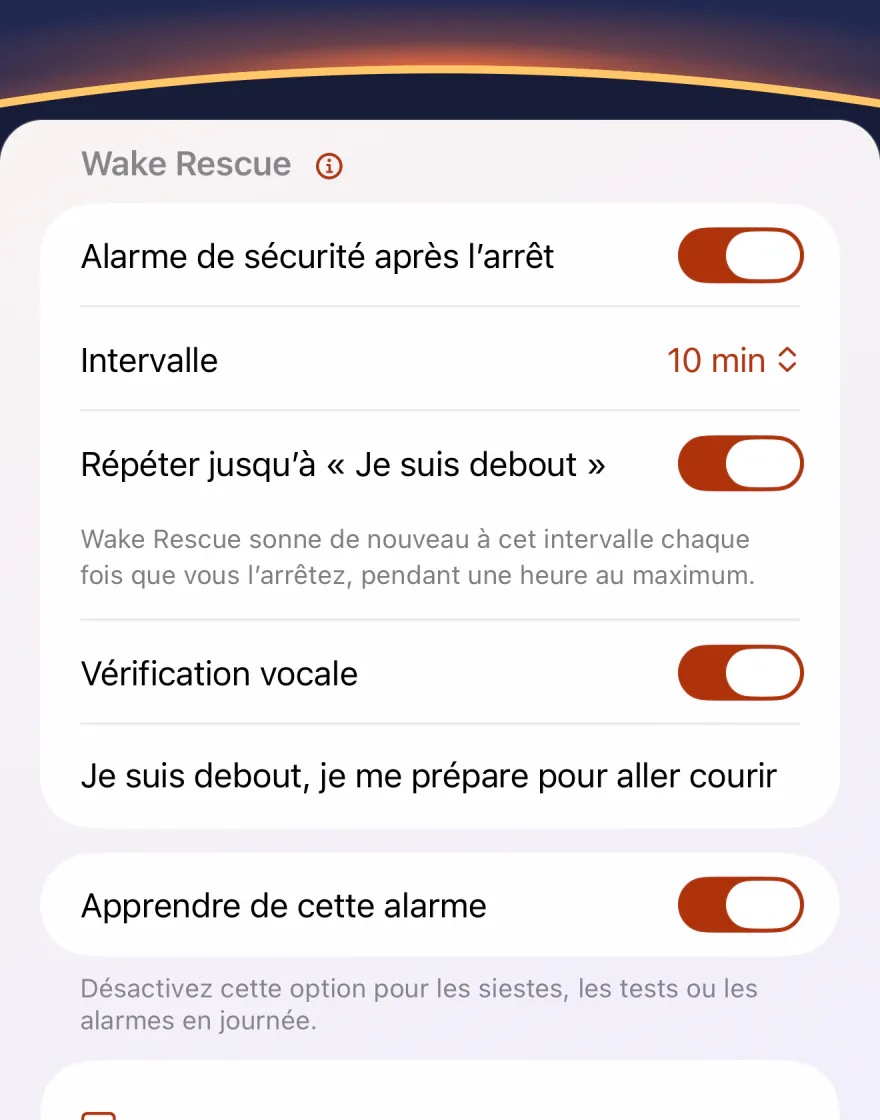 Wake Rescue dans les réglages de l’alarme de Wakeprint : « Alarme de sécurité après l’arrêt » activée, « Intervalle » 10 min, l’option Répéter jusqu’à « Je suis debout » activée avec sa mention d’une heure au maximum, et la Vérification vocale activée avec la phrase « Je suis debout, je me prépare pour aller courir ».