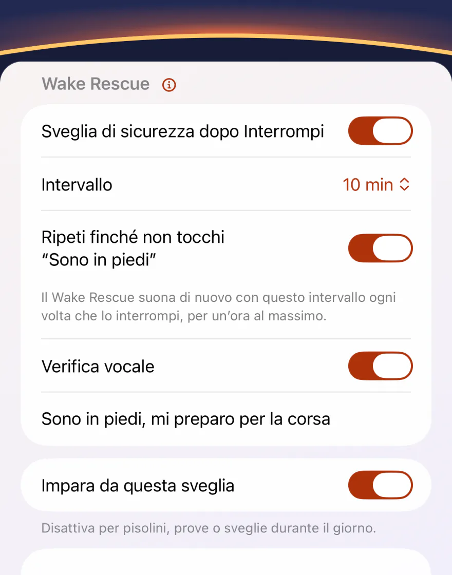 Il Wake Rescue nelle impostazioni della sveglia di Wakeprint: “Sveglia di sicurezza dopo Interrompi” attiva, “Intervallo” 10 min, «Ripeti finché non tocchi “Sono in piedi”» attivo con la riga che indica un’ora al massimo, e la Verifica vocale attiva con la frase “Sono in piedi, mi preparo per la corsa”.