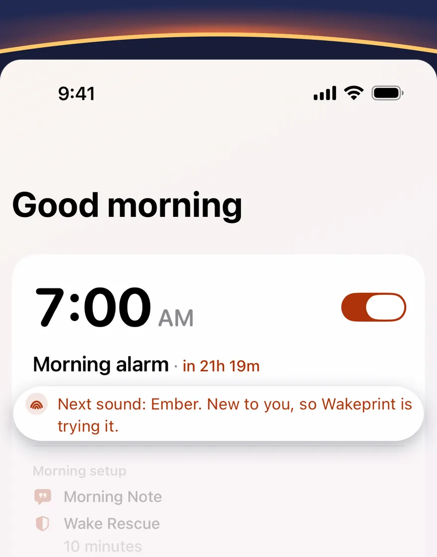 La pantalla Hoy de Wakeprint: una alarma matutina a las 7:00 con la línea «Próximo sonido: Ember. Es nuevo para ti, así que Wakeprint lo está probando.»