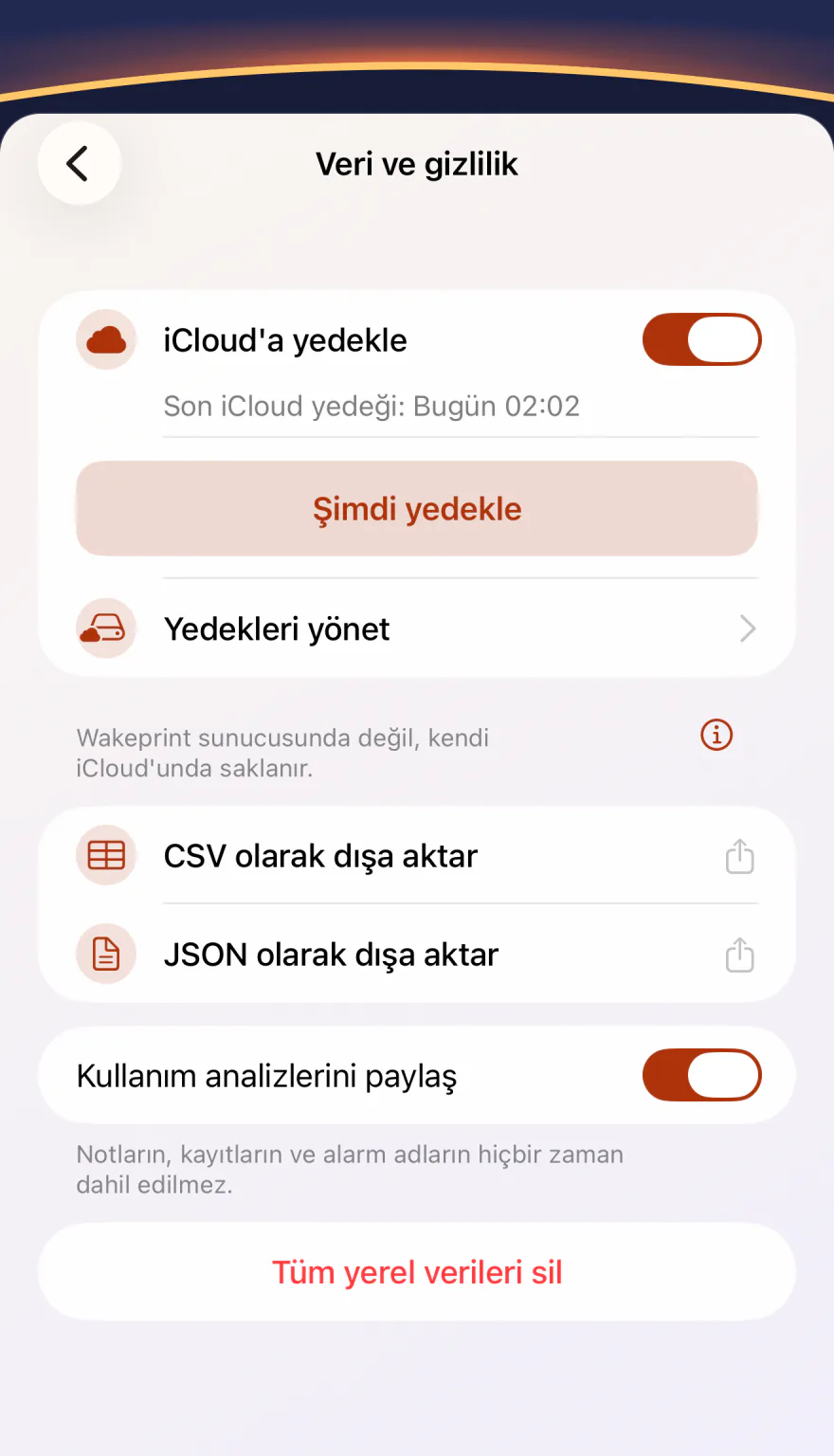 Wakeprint’in Veri ve gizlilik ayarları: “iCloud’a yedekle” açık, “Wakeprint sunucusunda değil, kendi iCloud’unda saklanır.”, “CSV olarak dışa aktar”, “JSON olarak dışa aktar”, “Kullanım analizlerini paylaş” açık ve “Tüm yerel verileri sil”.