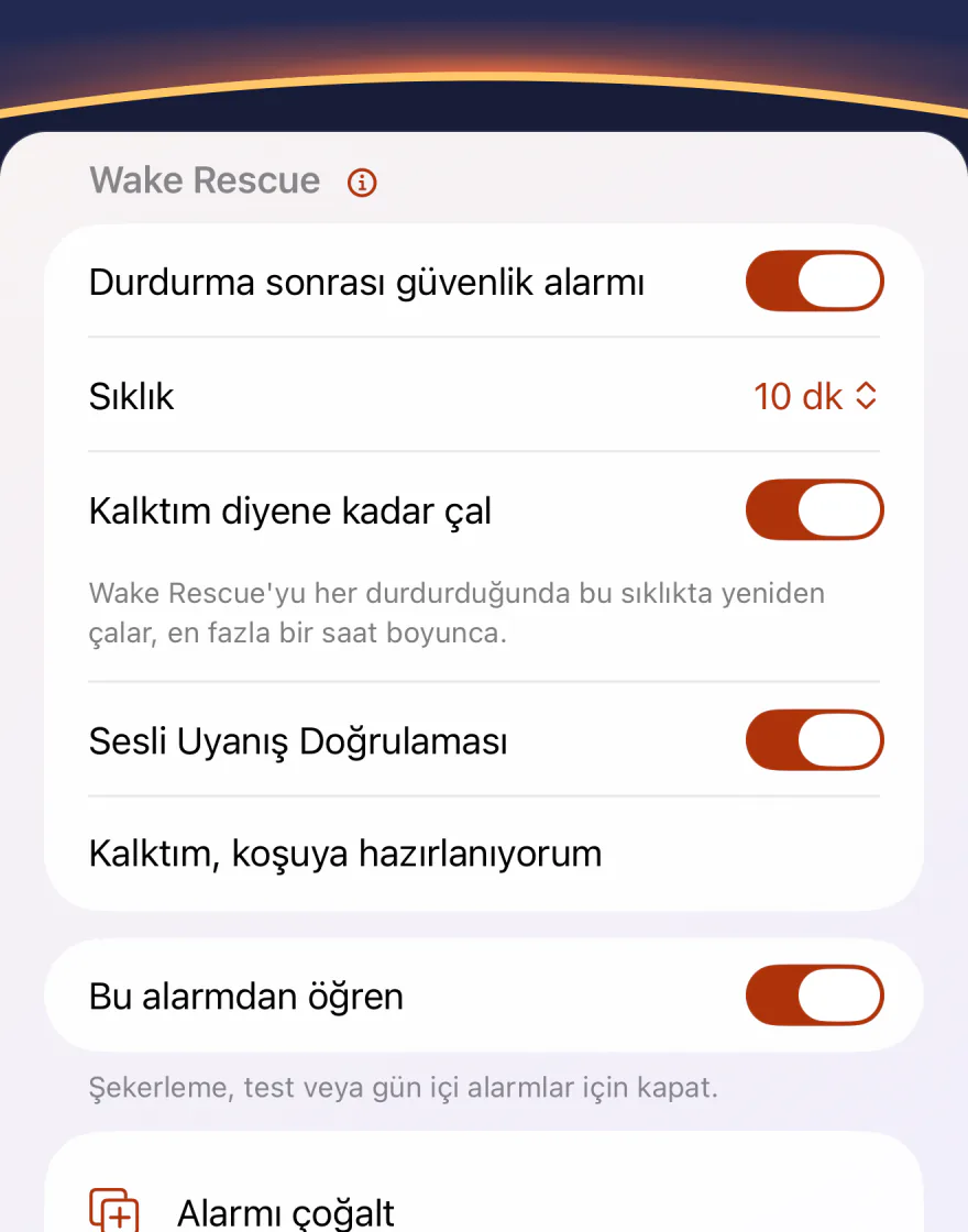 Wakeprint’in alarm ayarlarında Wake Rescue açık: “Sıklık” 10 dk, bir saatlik satırıyla “Kalktım diyene kadar çal” açık ve “Kalktım, koşuya hazırlanıyorum” cümlesiyle Sesli Uyanış Doğrulaması açık.