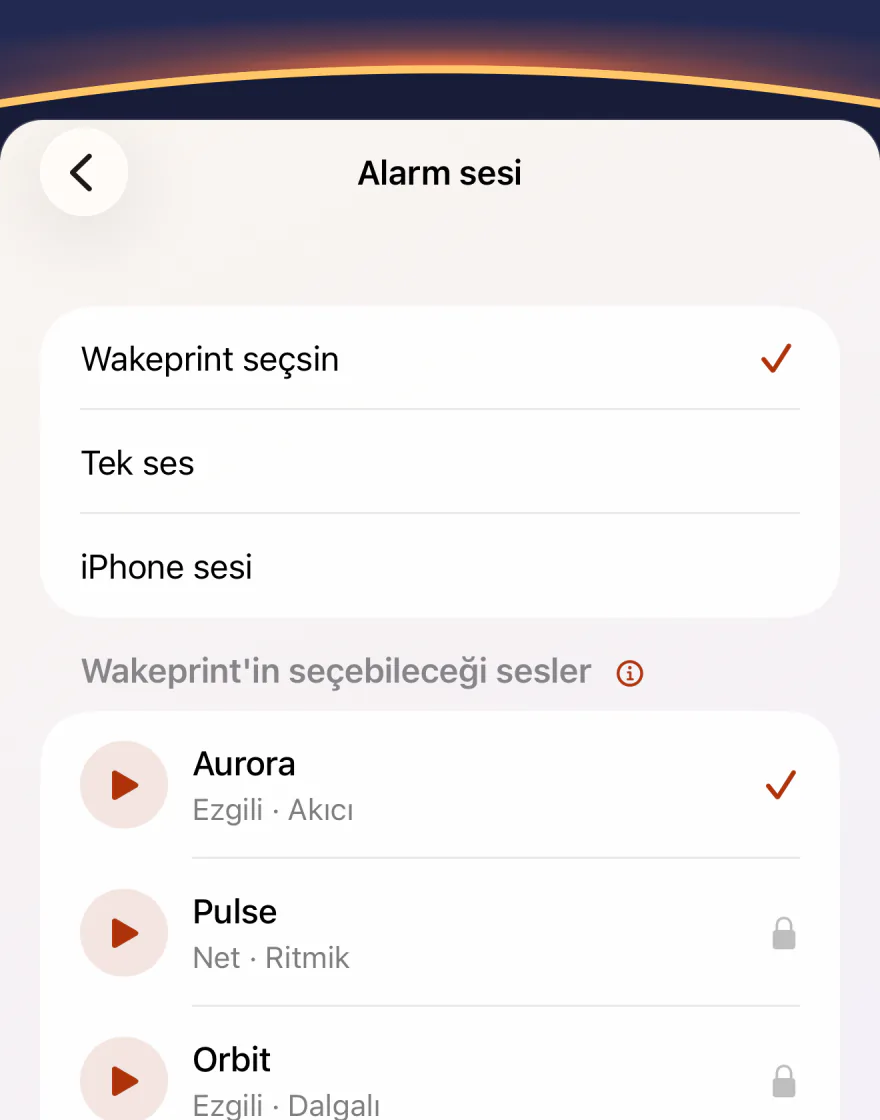 Wakeprint’in Alarm sesi ekranı: “Wakeprint seçsin” seçili, altında “Tek ses” ve “iPhone sesi”; ardından “Wakeprint’in seçebileceği sesler”: Aurora işaretli, Pulse kilitli.