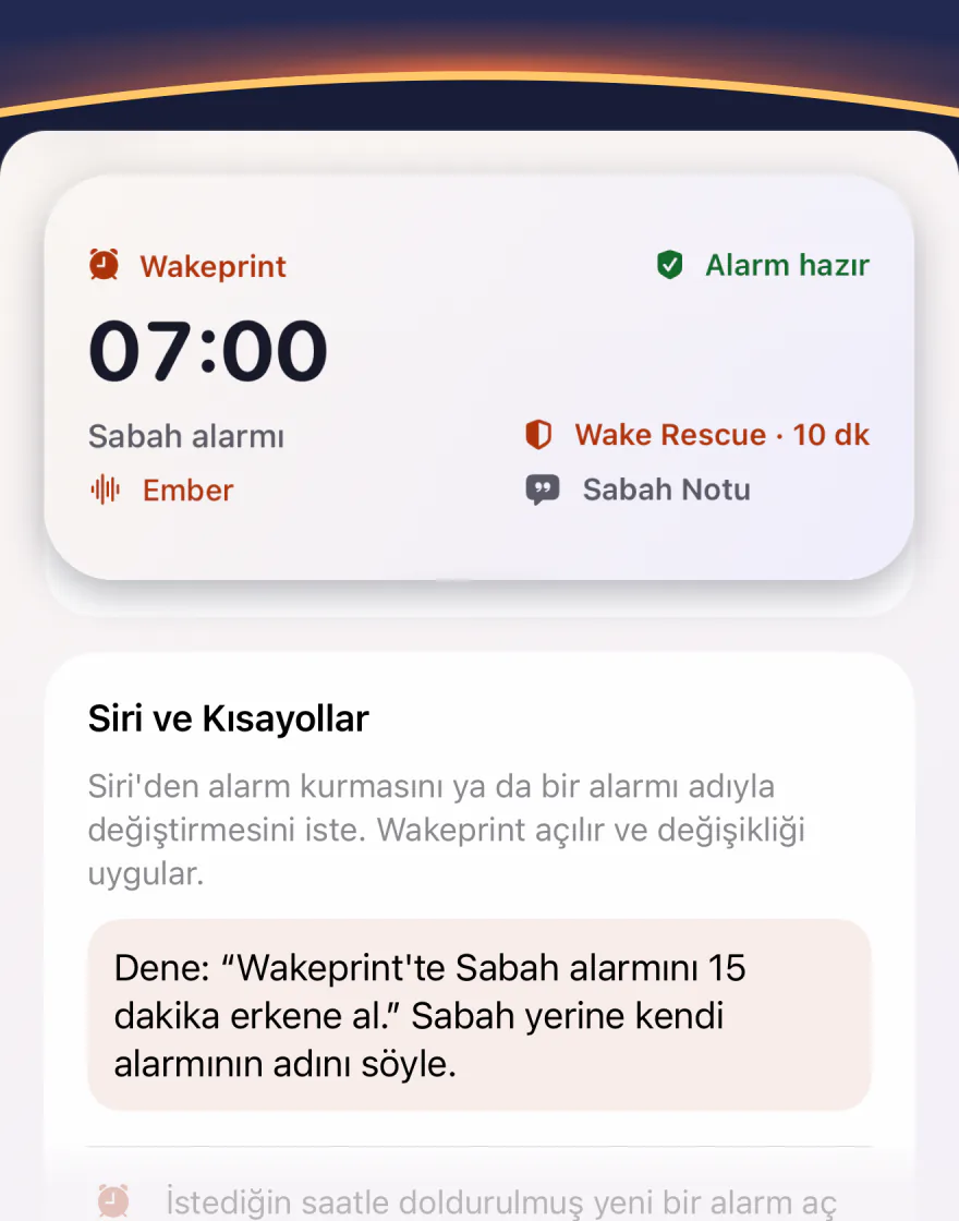 Wakeprint’in orta boy araç takımı: Ember, Wake Rescue ve Sabah Notu ile 07:00 Sabah alarmı, “Alarm hazır”; altında Siri ve Kısayollar kılavuzu: “Wakeprint’te Sabah alarmını 15 dakika erkene al.”